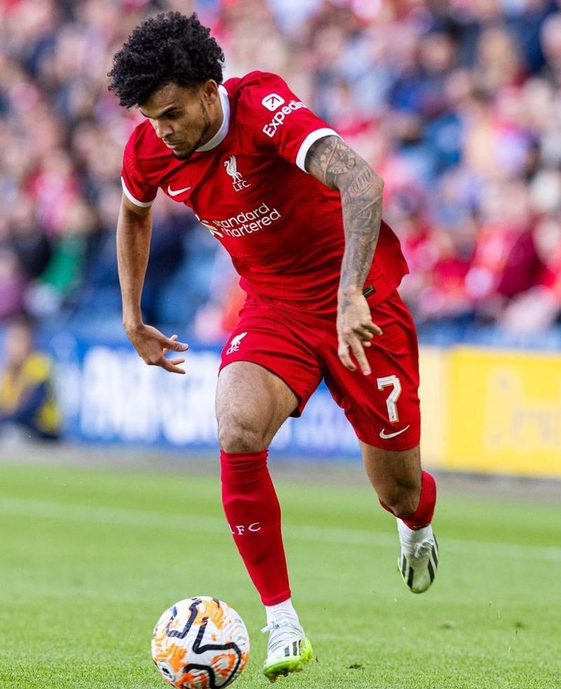 Poliția și armata este în punctele de control și fac tot ce le stă în putință pentru a-i găsi familia starului de la FC Liverpool.