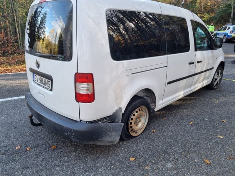 Masină furata, oprită cu focuri de armă în pneuri sucevița