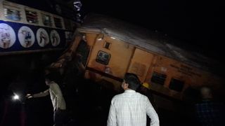 Opt oameni au murit și zeci de persoane au fost rănite &icirc;n accident p&acirc;nă acum, informează India Today.