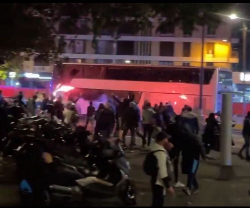 Autocarul lor a fost lovit cu pietre în drum spre Stadionul Velodrome, spărgând geamurile