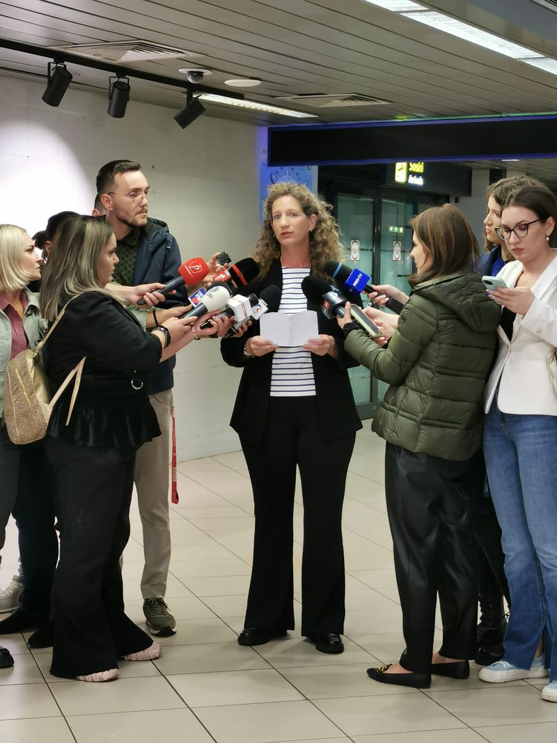 Soția românului răpit de teroriștii Hamas a ajuns în România. Femeia este disperată să își găsească soțul și cere ajutor autorităților române pentru eliberarea lui: "Nu mai știu nimic de soțul meu de pe 7 ocgtombrie"