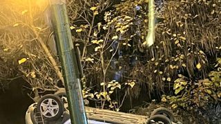 Mașina de poliție a fost lovită de un autovehicul &icirc;n timp ce depășea marcajul continuu.