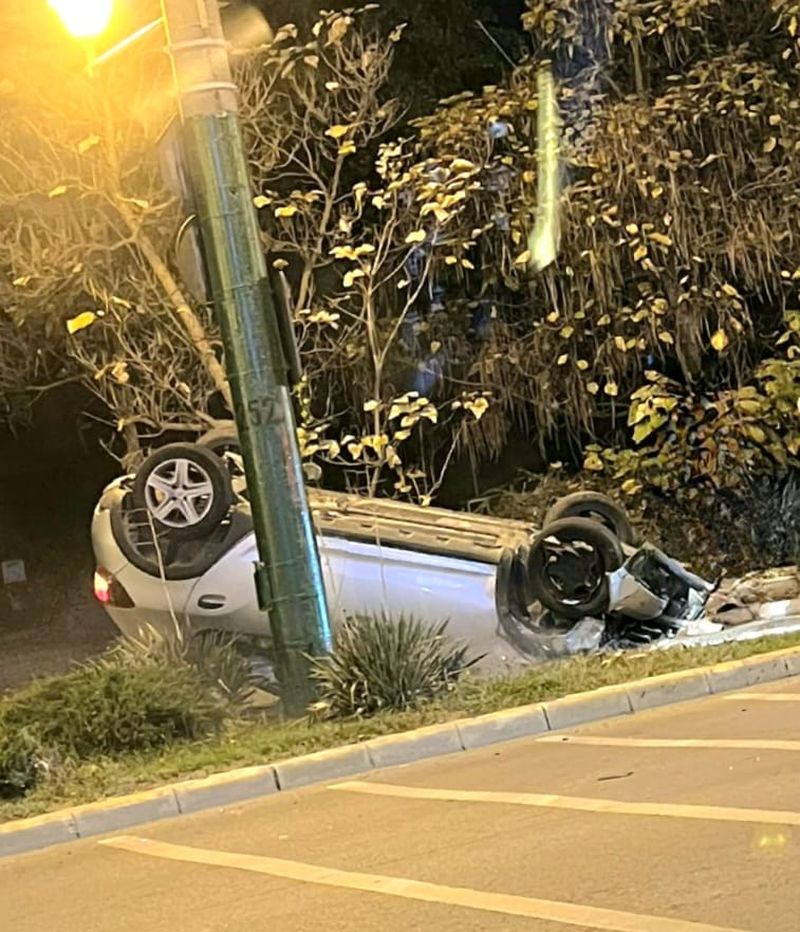 Mașina de poliție a fost lovită de un autovehicul în timp ce depășea marcajul continuu.