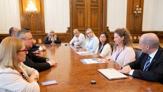 Soția lui Tal Chaimi, bărbatului cu dublă cetățenie, israeliano-rom&acirc;nă, răpit de Hamas, a mers luni &icirc;n Parlamentul Rom&acirc;niei