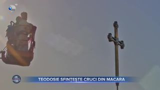 VIDEO - Metoda ingenioasă folosită de ÎPS Teodosie să sfințească crucile de pe o biserică: macaraua