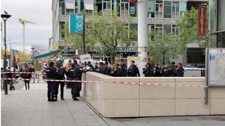 VIDEO: Alertă teroristă la Paris! Polițiștii au împușcat o femeie care a amenințat că se aruncă în aer