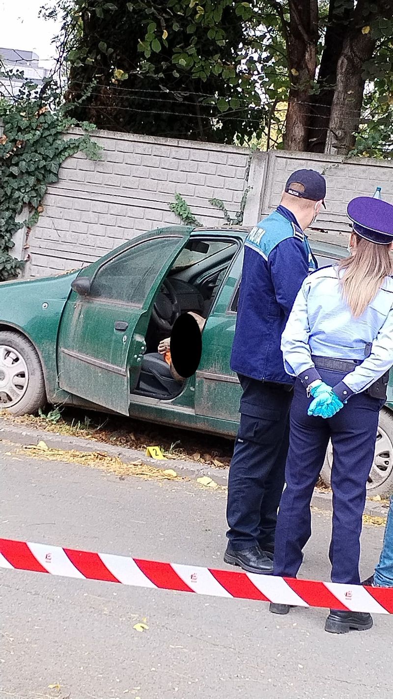 Barbat găsit mort în mașină