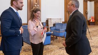 Soția românului răpit a mers la Parlament