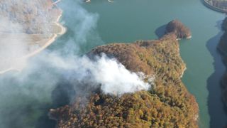 Incendiu pe Valea Doftanei: Focul a cuprins peste 12.000 de metri pătraţi, în zona Barajului Paltinu