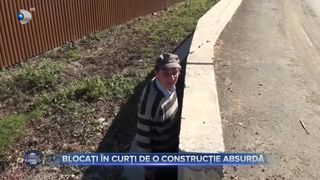 VIDEO- Blocați în curți de o construcție absurdă: "Nu mai poate intra în curte că i s-a stricat intrarea"