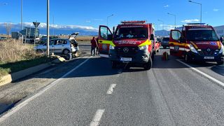 A intrat cu buldoexcavatorul într-un autoturism