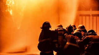 O româncă a devenit eroină în Austria. Asistenta a salvat un bărbat dintr-un incendiu atunci când un bloc a fost cuprins de flăcări