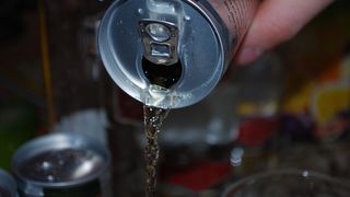 V&acirc;nzarea de băuturi energizante ar putea fi interzisă persoanelor cu v&acirc;rsta sub 18 ani