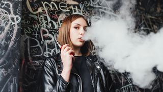 Legea care interzice promovarea țigărilor electronice în rândul elevilor, la un pas să fie votată