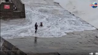 VIDEO. Momentul terifiant &icirc;n care o adolescentă este luată de un val uriaș &icirc;n timp ce &icirc;și face un selfie