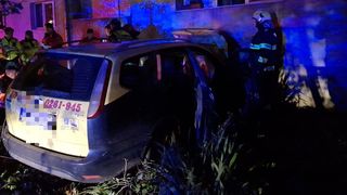 Accident mortal în Satu Mare. Un tânăr a furat o mașină din parcarea unui bloc și s-a înfipt cu ea în zid. Bărbatul a murit pe loc