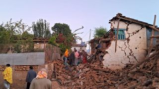 Cutremur de 5,6 pe scara Richter în Nepal. Bilanțul tragic al victimelor: cel puțin 128 de persoane au decedat, iar alte 100 au fost rănite. Seismul a avut loc la miezul nopții