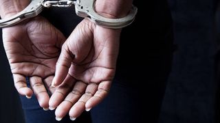 A crezut că scapă basma curată! O rom&acirc;ncă a fost prinsă &icirc;n fapt chiar de proprietarii casei pe care o jefuia