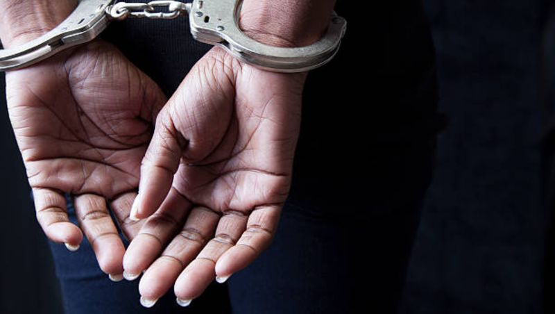 A crezut că scapă basma curată! O româncă a fost prinsă în fapt chiar de proprietarii casei pe care o jefuia