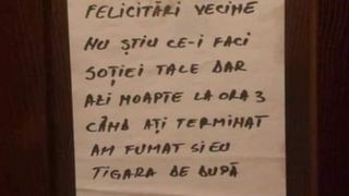 Imagini virale dintr-o scară de bloc! Incredibil ce bilet a găsit un bărbat pe ușa apartamentului său: &bdquo;Felicitări, vecine&rdquo;