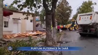 VIDEO - Rom&acirc;nia a fost lovită de furtuni puternice. V&acirc;ntul a smuls mai mulți copaci din păm&acirc;nt