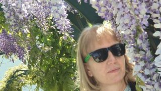 Femeia incendiată în scara blocului