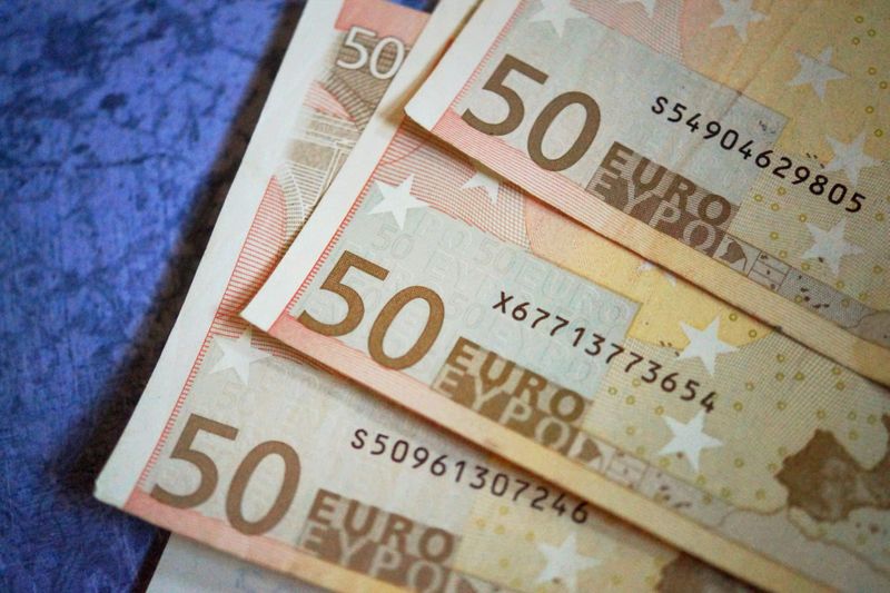 Moneda euro se află într-o zonă de stabilitate, fiind cotată la 4.9701 lei