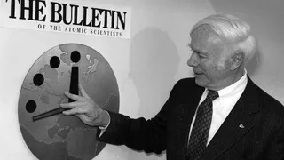 Ceasul Apocalipsei și creatorul său Martyl Langsdorf, &icirc;n 1947&nbsp;&nbsp;