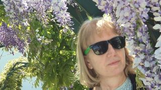 Cine este femeia stropită și incendiată &icirc;n scara blocului, &icirc;n Capitală. Liliana Popa avea 54 de ani. Imaginile șocante au fost surprinse de camera de supraveghere