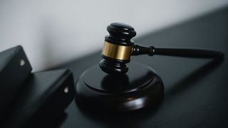 DIICOT a reținut cinci persoane pentru trafic de droguri, &icirc;n Argeș. Vindeau substanțe inclusiv elevilor de liceu