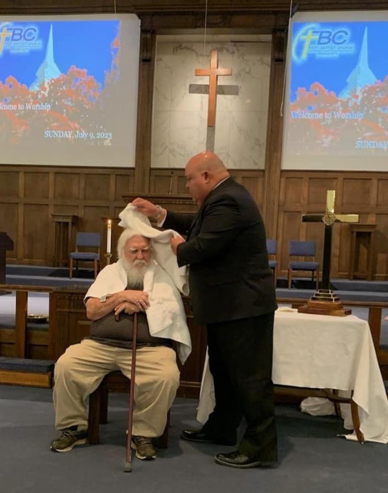 Primarul-pastor, în timpul unei slujbe de botez