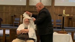 Primarul-pastor, &icirc;n timpul unei slujbe de botez