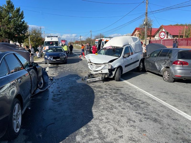 A provocat un accident rutier pentru că a condus fără permis 