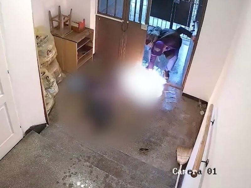 Scene teribile în scara unui bloc