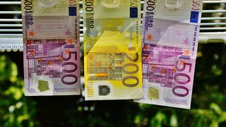 Un euro a fost cotat, luni, la 4.9695 lei