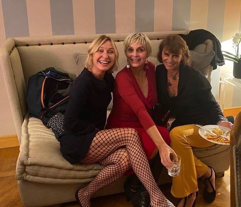 Sibilla Barbieri, alături de sora sa și o altă prietenă în octombrie 2022