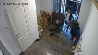 Femeia de serviciu, martorul-cheie la crima din scara blocului, a făcut prima declarație. A dezvăluit motivul pentru care nepotul și-a incendiat mătușa