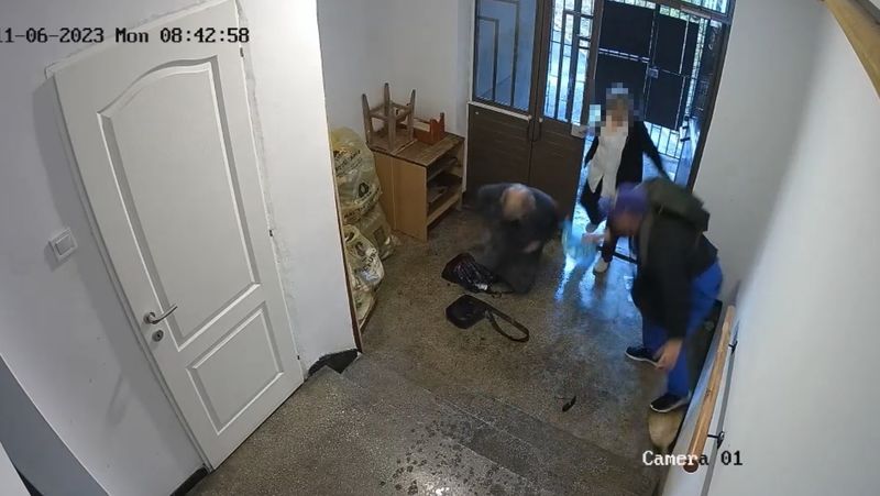 Femeia de serviciu, martorul-cheie la crima din scara blocului, a făcut prima declarație. A dezvăluit motivul pentru care nepotul și-a incendiat mătușa