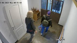 Femeia de serviciu, martorul-cheie la crima din scara blocului, a făcut prima declarație. A dezvăluit motivul pentru care nepotul și-a incendiat mătușa