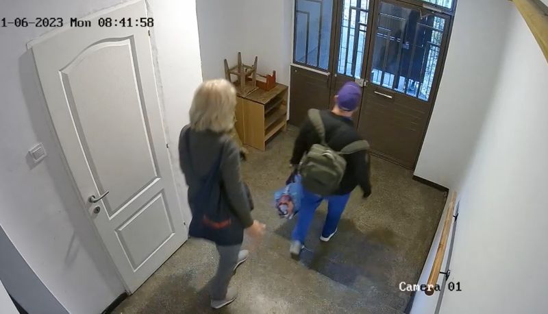 Femeia de serviciu, martorul-cheie la crima din scara blocului, a făcut prima declarație. A dezvăluit motivul pentru care nepotul și-a incendiat mătușa