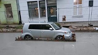 Pățania unui șofer face înconjurul internetului. A parcat mașina pe o stradă care urma să fie asfaltată