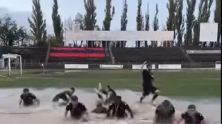 Imagini virale de la un meci din Liga a 3-a! Fotabaliștii s-au scăldat &icirc;n nămol