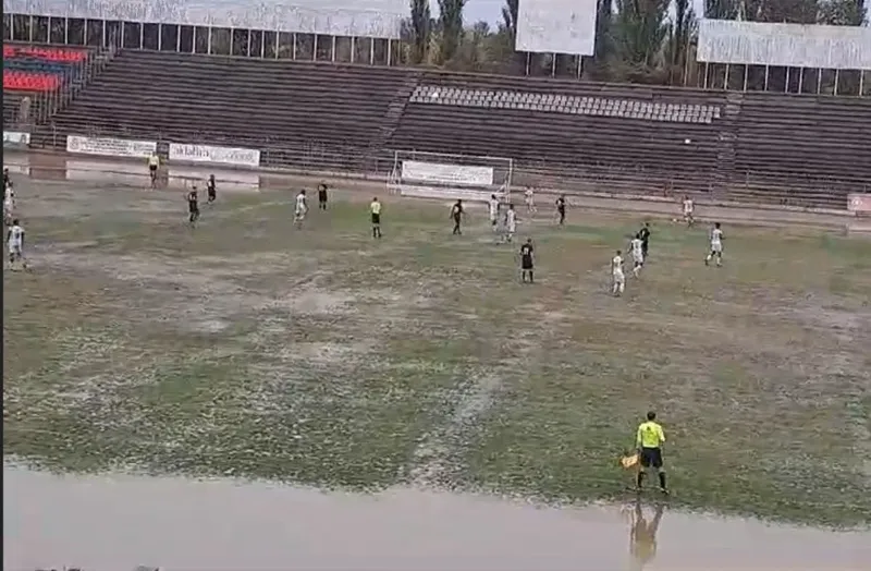 Imagini virale de la un meci din Liga a 3-a! Fotabaliștii s-au scăldat în nămol