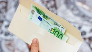 Fost brancardier din Craiova, prins în flagrant în timp ce primea mită. Bărbatul a luat bani în valoare de 22.500 de euro, de la oameni care voiau să se angajeze la spital