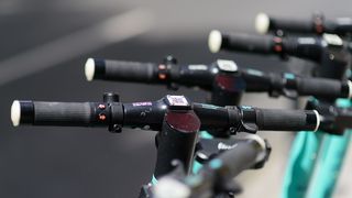 VIDEO Un copil de 13 ani se zbate între viață și moartdupă ce a fost lovit de o trotinetă electrică, în Sibiu 