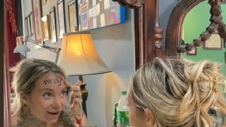 Și-a tatuat numele iubitului pe frunte. Planul pe care &icirc;l are dacă se vor despărți