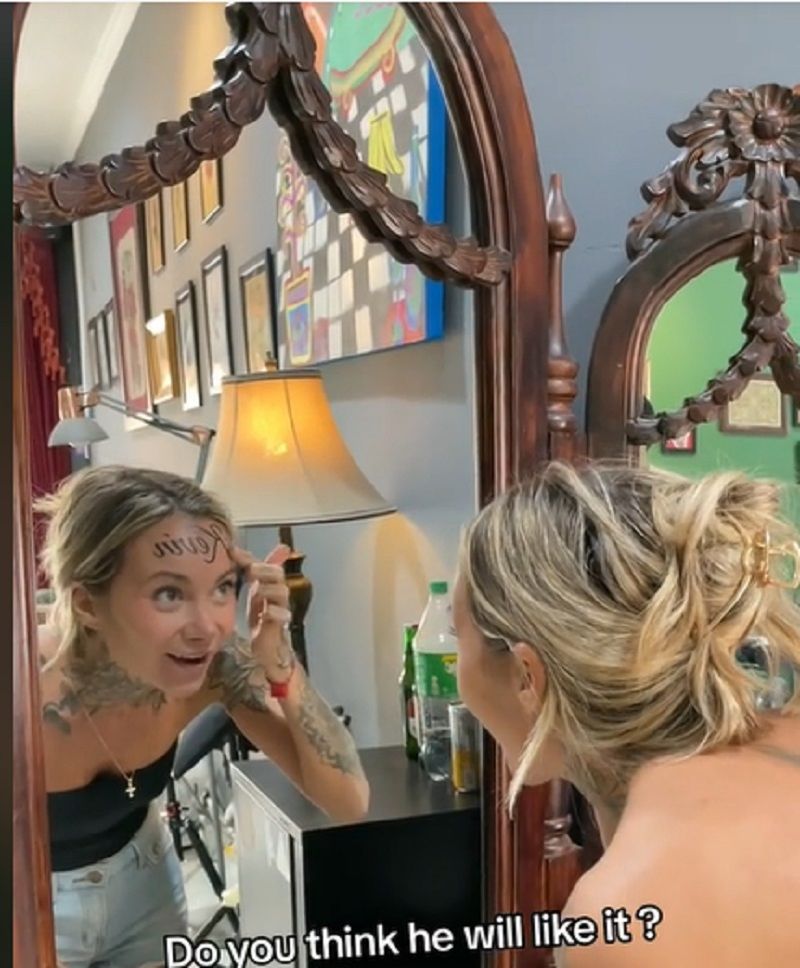 Și-a tatuat numele iubitului pe frunte. Planul pe care îl are dacă se vor despărți