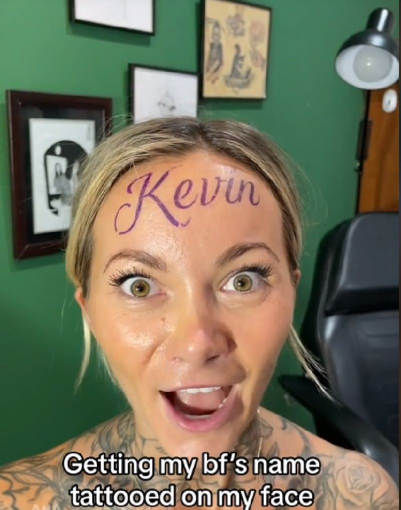 Și-a tatuat numele iubitului pe frunte. Planul pe care îl are dacă se vor despărți