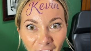 Și-a tatuat numele iubitului pe frunte. Planul pe care &icirc;l are dacă se vor despărți