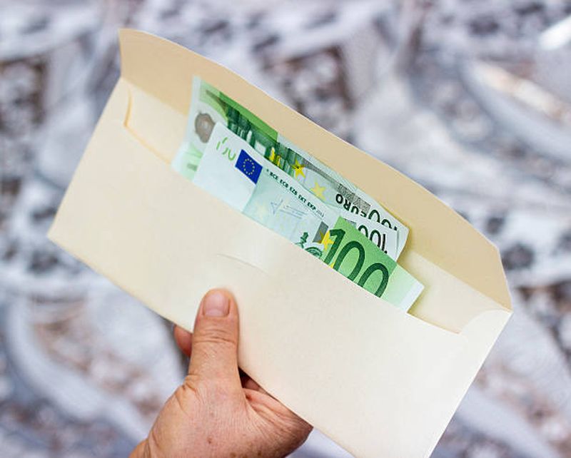 Mită pentru ginere: 50.000 euro